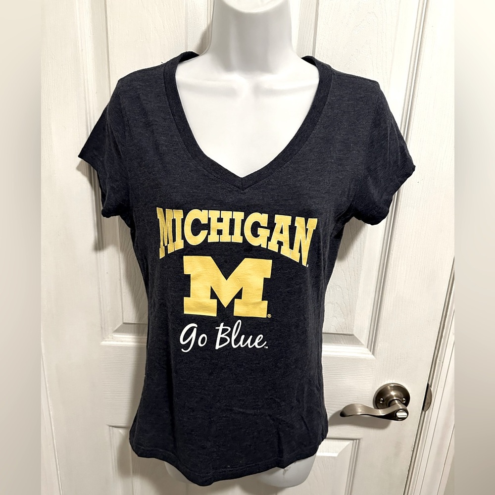 University of Michigan Go Blue Cap Sleeve Navy Blue Graphic V Neck Tee Size M